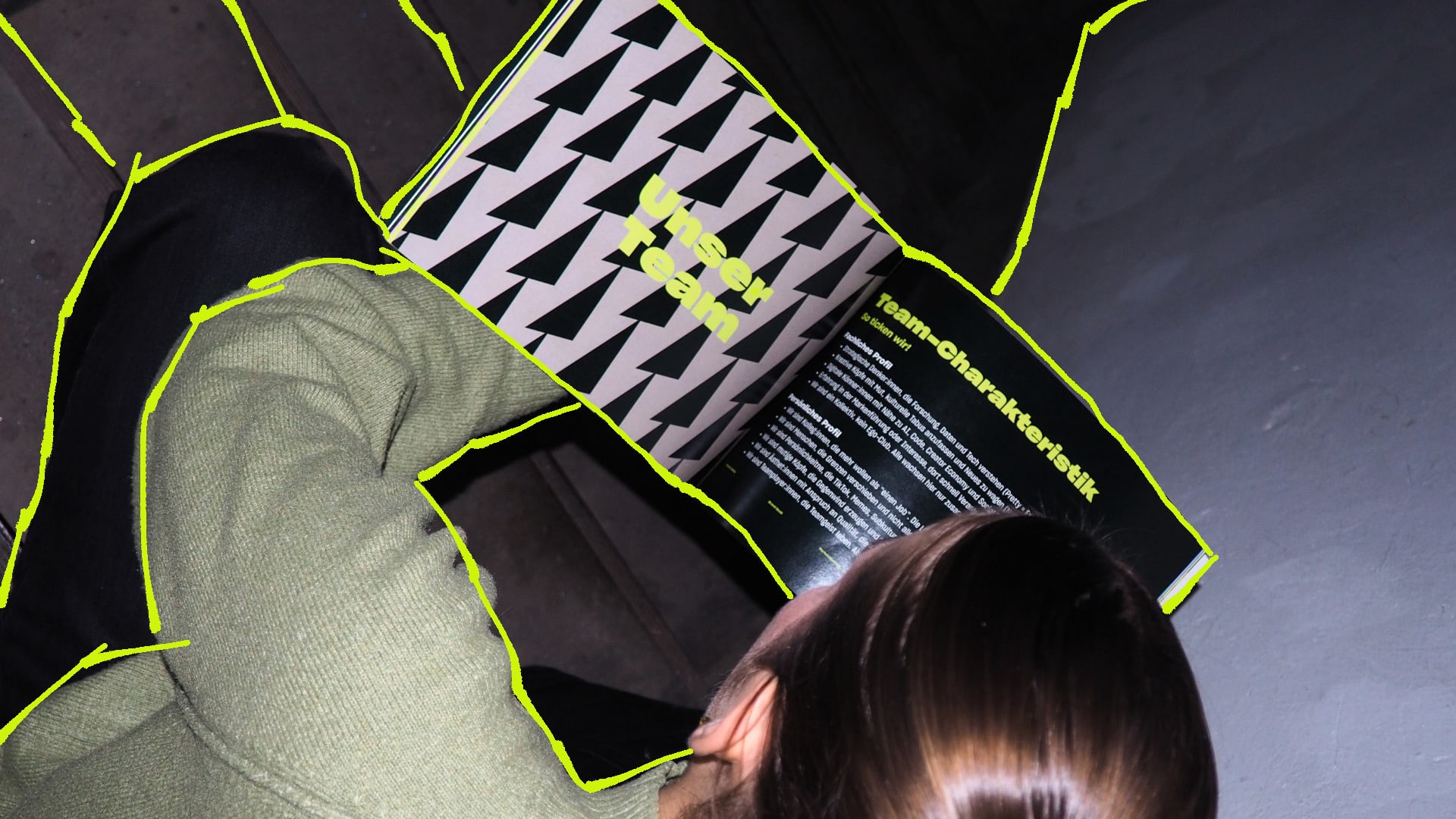 Startseite PRETTY NASTY Mitarbeiterin liest Brand Book