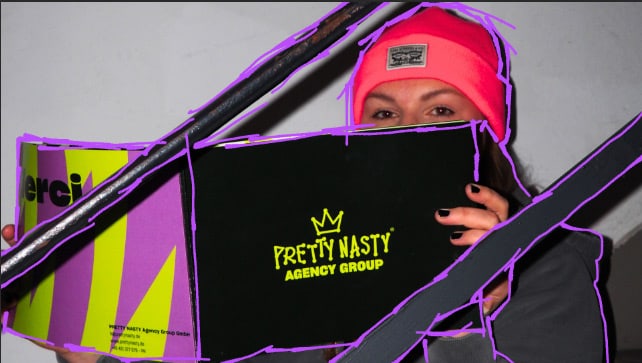 Startseite PRETTY NASTY Mitarbeiterin liest Brand Book